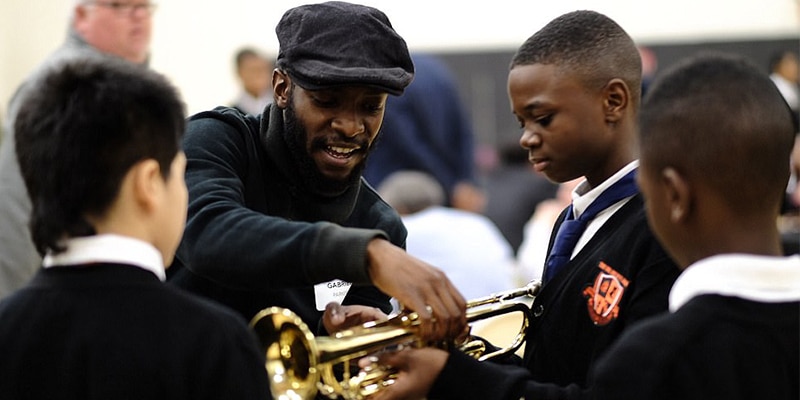 Crianças que não têm pai recebem surpresa de 600 homens desconhecidos em evento escolar