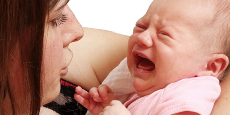 Pesquisa mostra o que acontece com pais que pegam seus filhos no colo sempre que eles choram