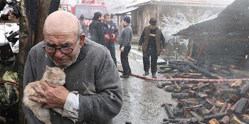 Incêndio destrói casa de senhor de 83 anos. E ele fica sem palavras ao ver que seu gato está vivo