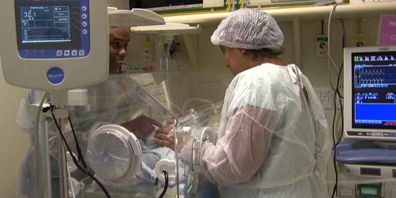 Encontro entre mãe baleada ainda na gravidez e seu bebê em hospital deixa todos tocados ao redor