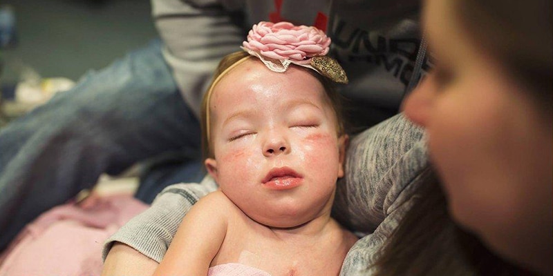 Bebê nasce com doença cardíaca congênita. Sem conseguir salvá-la, pais compartilham fotos