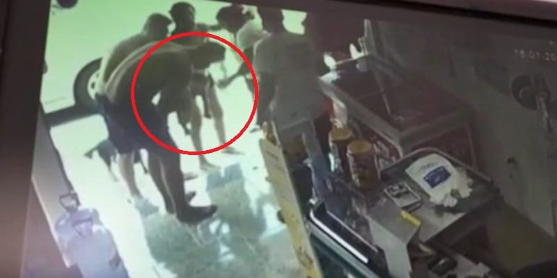 Soldado ouve mãe gritando que sua filha está morta. Ao encontrá-la, sabe exatamente o que fazer