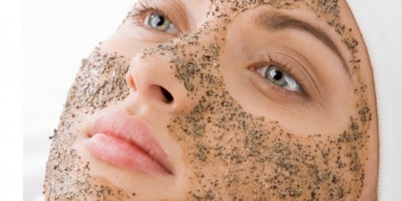 Os dermatologistas jamais passariam esses produtos no rosto. E você provavelmente os usa