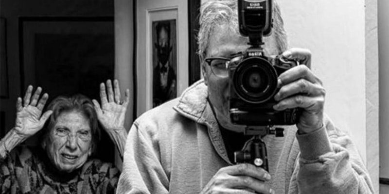 Homem fez um álbum de fotos da mãe para que doença não fizesse ela esquecer de sua vida