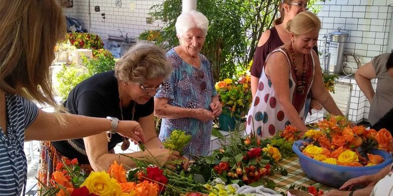 Projeto leva flores para idosos em casa de repouso