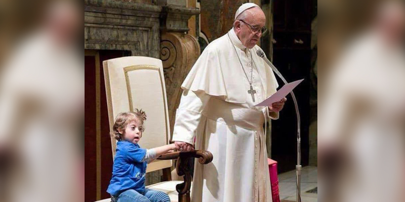 Papa tira foto ao lado de criança com Down