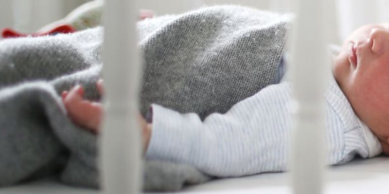 Mãe coloca o filho para dormir e o cobre com cobertor. Quando volta, o bebê está azul