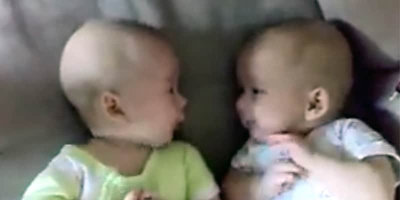Mãe grava cena inusitada entre bebês gêmeos ao perceber que eles estavam ‘conversando’ entre si