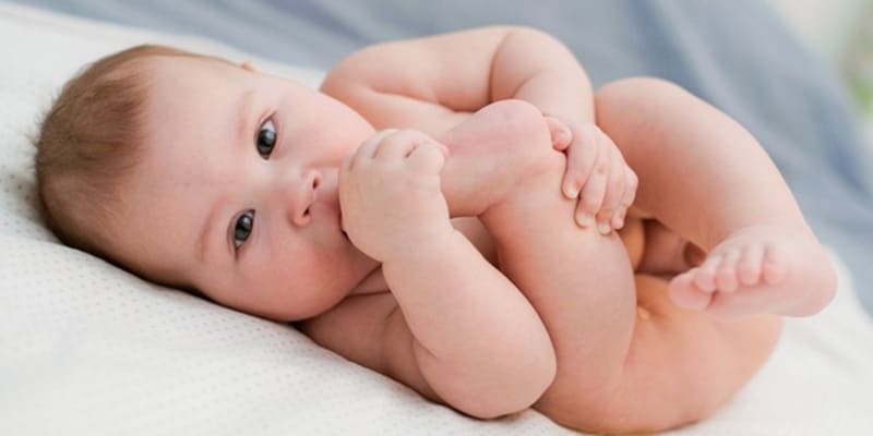 Falta de vitamina essencial na gestação fez com que bebê nascesse com “cauda de porco”