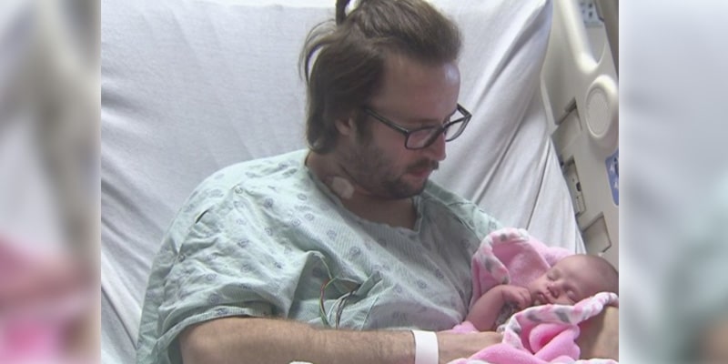 Homem sai do coma após ficar entre a vida e a morte somente para segurar primeira filha nos braços