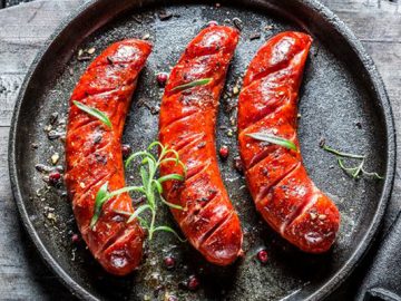 As salsichas grelhadas compõem a lista de alimentos inflamatórios