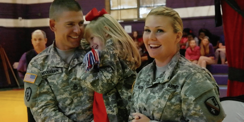 Em truque de mágica, menina revela saudade dos pais que servem ao exército. E ela se emociona ao vê-los surgir na frente de todos