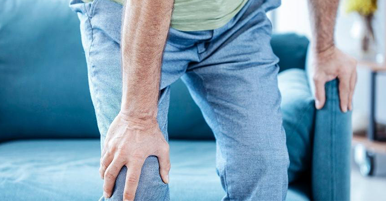 Dores no joelho podem causar um problema ainda mais grave que afeta o corpo inteiro