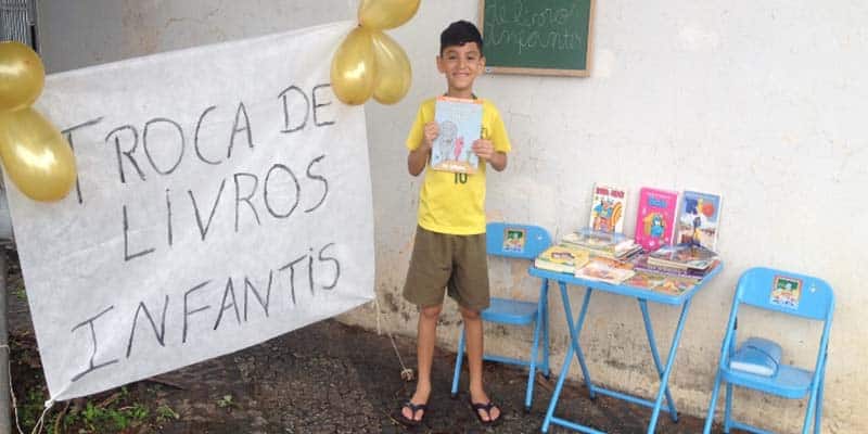 Menino de apenas 8 anos inova e realiza feira de livros especial em sua própria casa