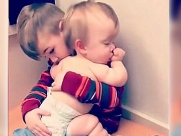 Menino abraça irmã para acalmá-la