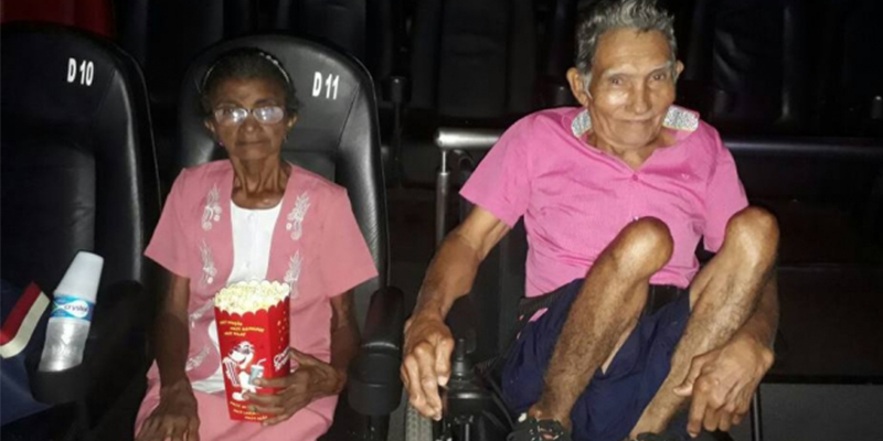 Senhor de 80 anos vai ao cinema pela primeira vez