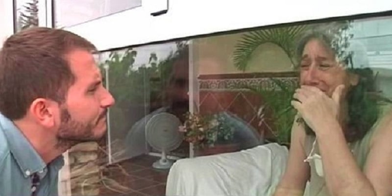 Doença misteriosa faz com que mulher viva há 13 anos presa em gaiola de vidro