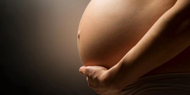 Americana descobre ser filha de médico que engravidou sua mãe durante tratamento