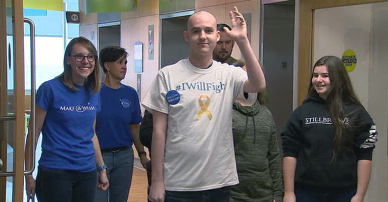 Adolescente com câncer terminal usa doações feitas a ele para ajudar outros pacientes