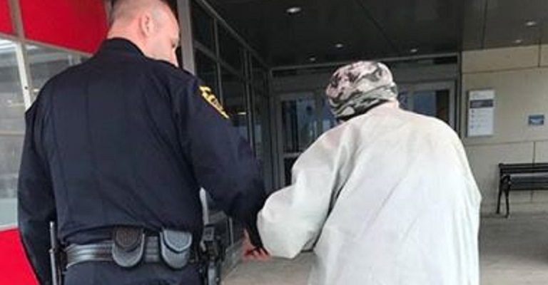 Policial leva homem idoso desesperado para poder ver a esposa que está internada
