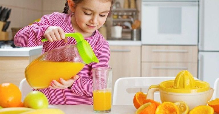 Estudos afirmam que você deve dar suco de laranja para o seu filho todos os dias