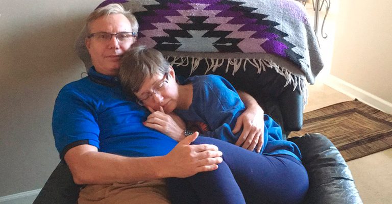 Depois de 34 anos de casados, ela foi diagnosticada com demência. Foi aí que ele provou seu amor