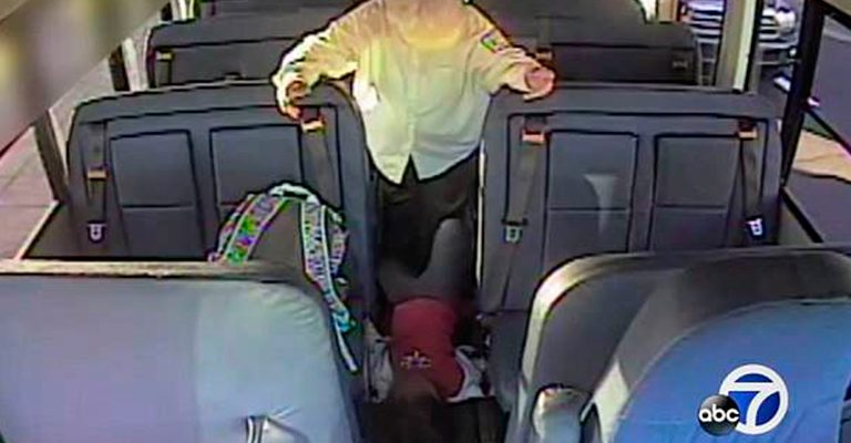 Câmera de segurança flagra motorista de ônibus escolar agredindo menina autista