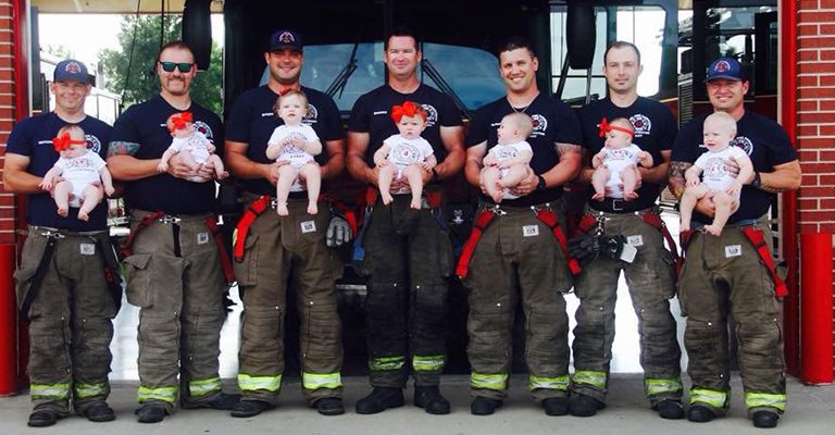 Sete amigos que trabalham no quartel de bombeiros tiveram filhos quase ao mesmo tempo