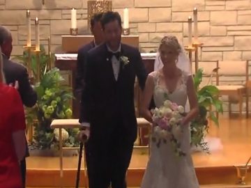 Noivo entra andando em casamento