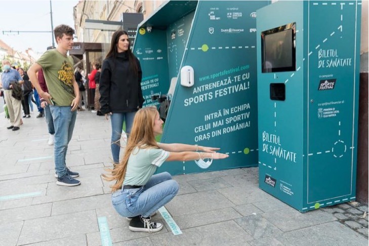 País dá passagem de metrô gratuita para quem fizer 20 agachamentos