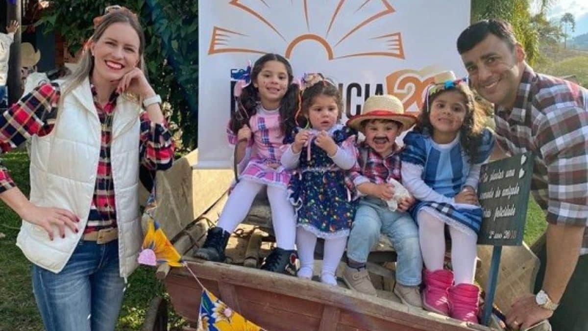 Casal adota quatro irmãos biológicos. Feliz da vida!