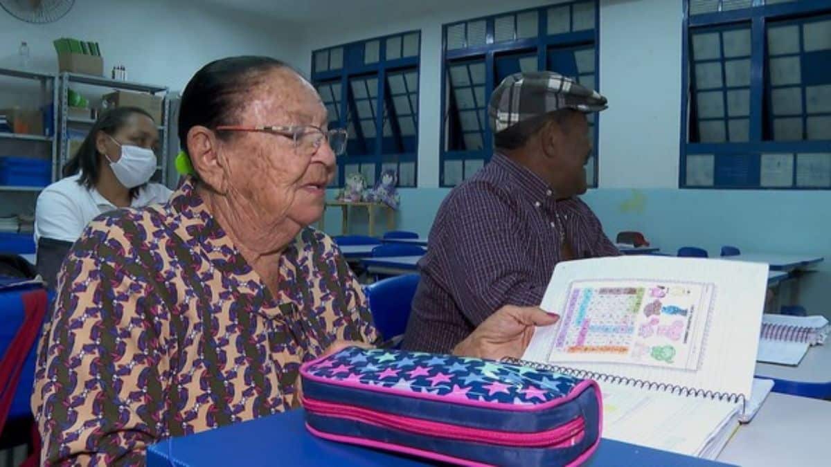 Casal de idosos decide aprender a ler e escrever aos 89 anos