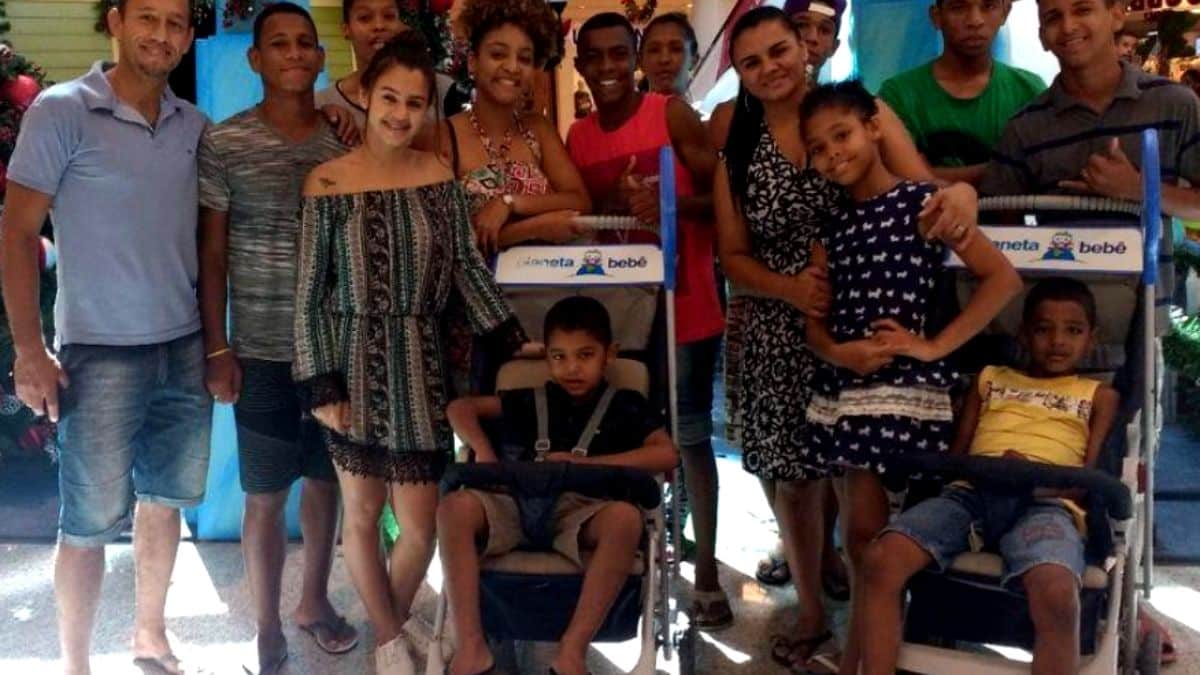 Adoção de 3 irmãos autistas comove internautas