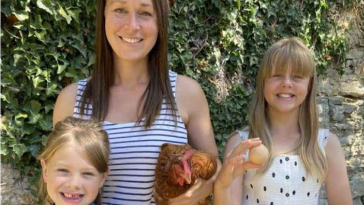 Mulher que cria galinhas de estimação tem uma surpresa!