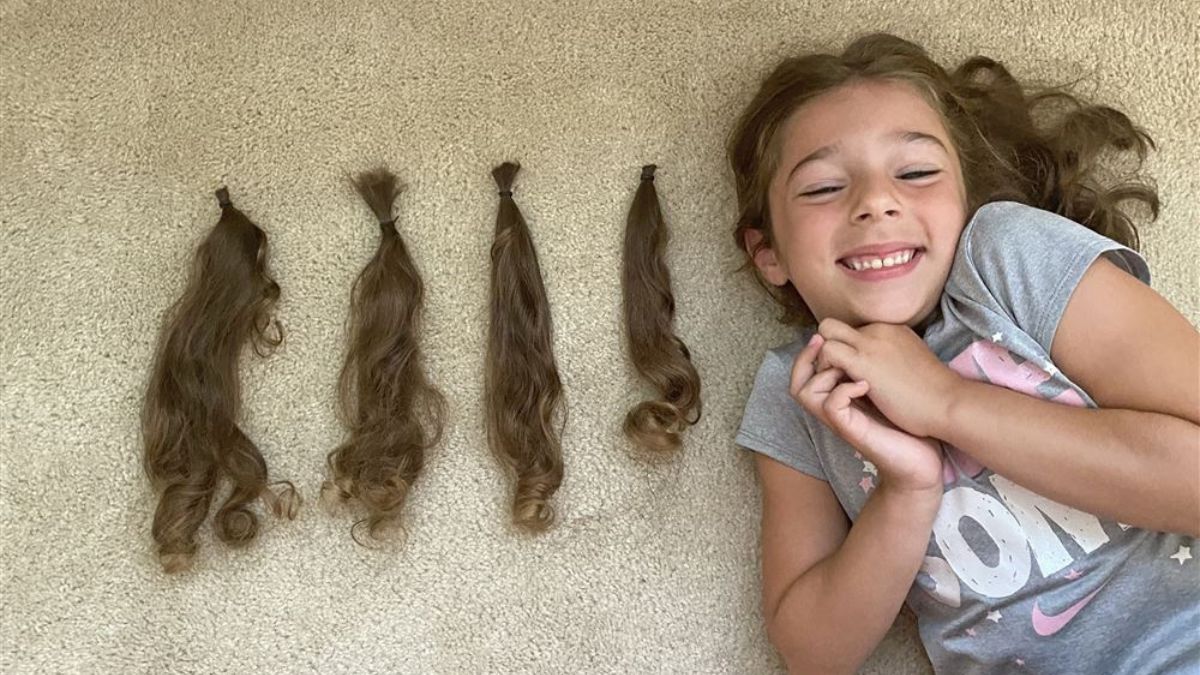 Menina de 5 anos vê amiga careca e doa seu próprio cabelo.