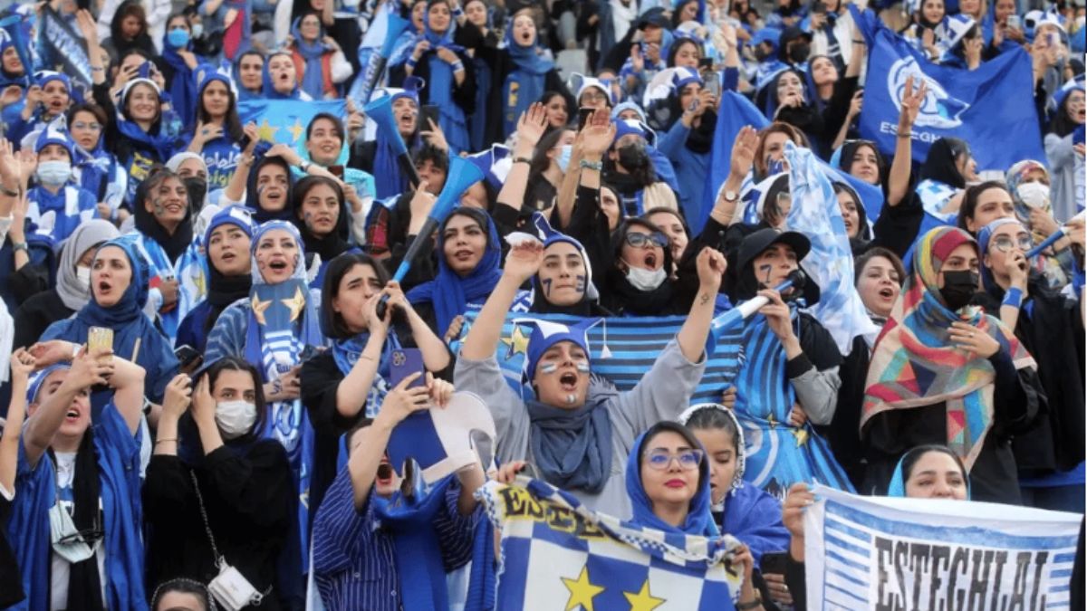 Após 40 anos mulheres assistem jogo de futebol no Irã.