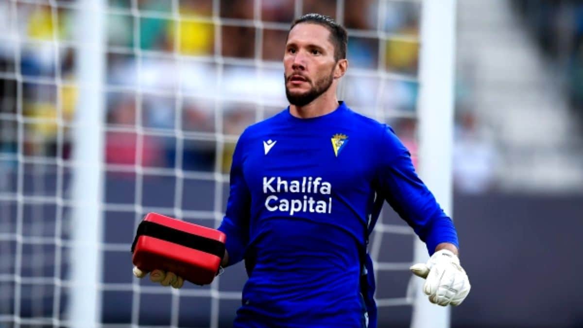 Goleiro leva desfibrilador para torcida e salva vida de torcedor!