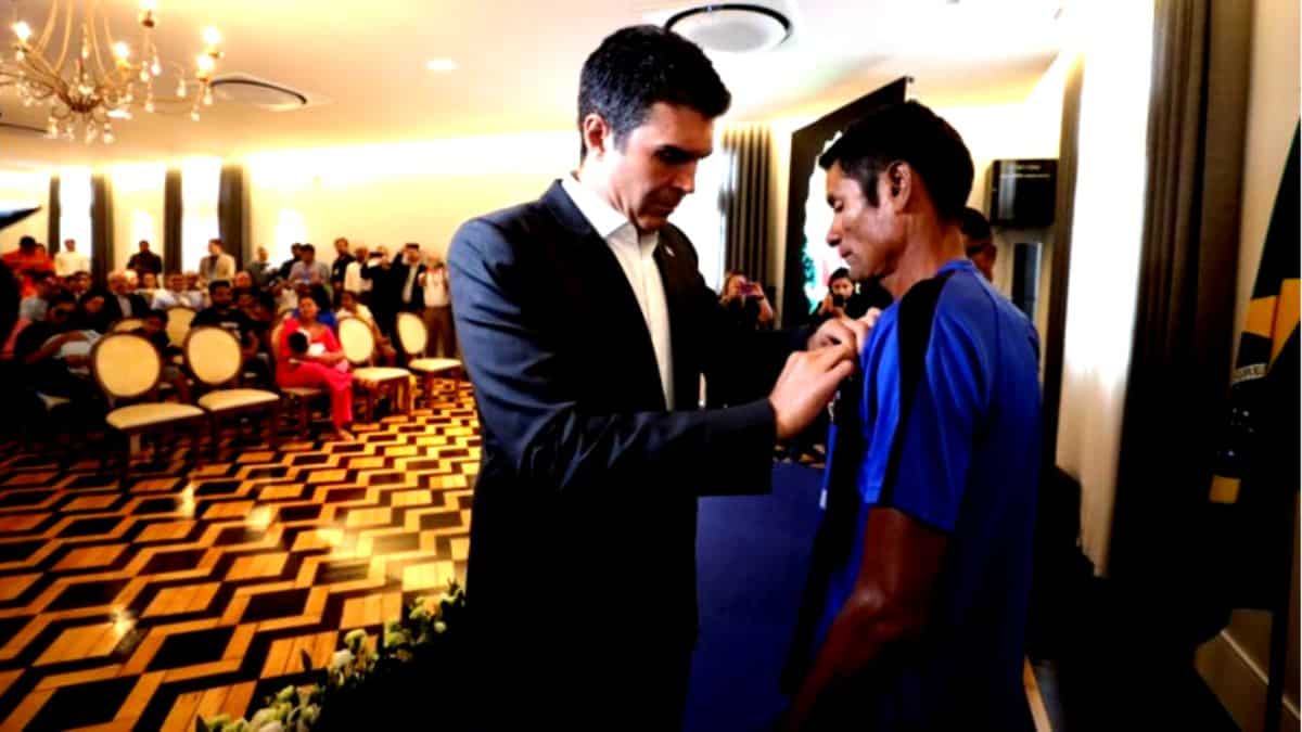 Pescadores que salvaram 50 pessoas recebem medalha de honra