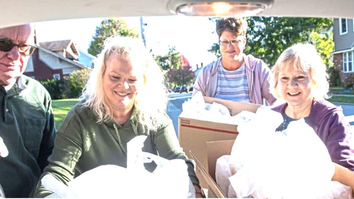 Mulher cristã espalha o bem reunindo a família e voluntários para caridade.