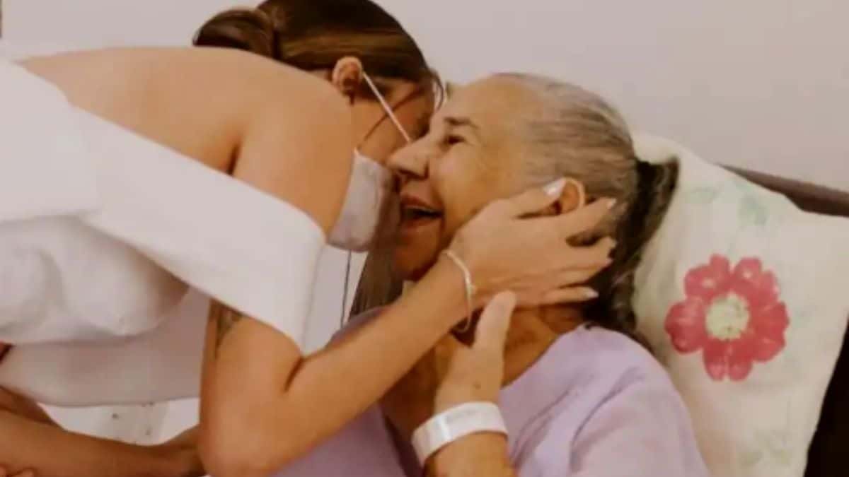 Ela foi ao hospital vestida de noiva para ter a benção da avó.