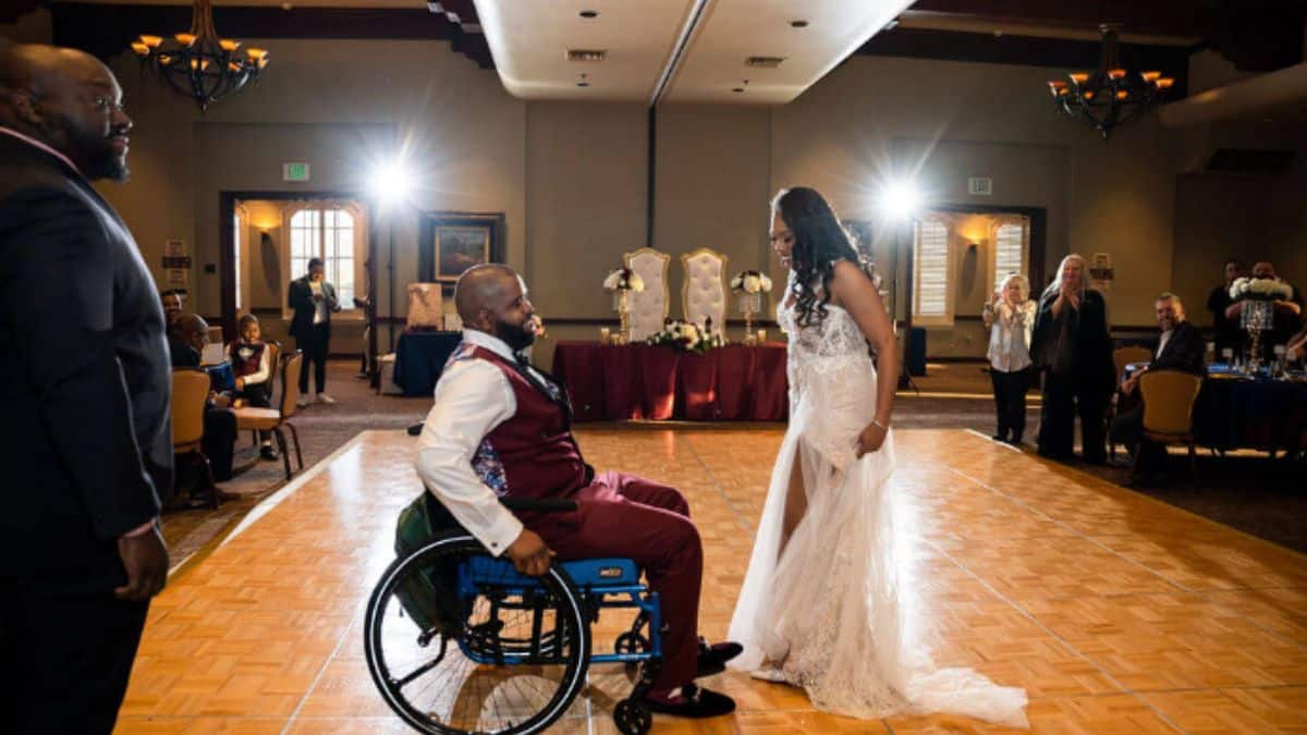 Ele se levantou da cadeira de rodas no dia do casamento e emocionou a todos.