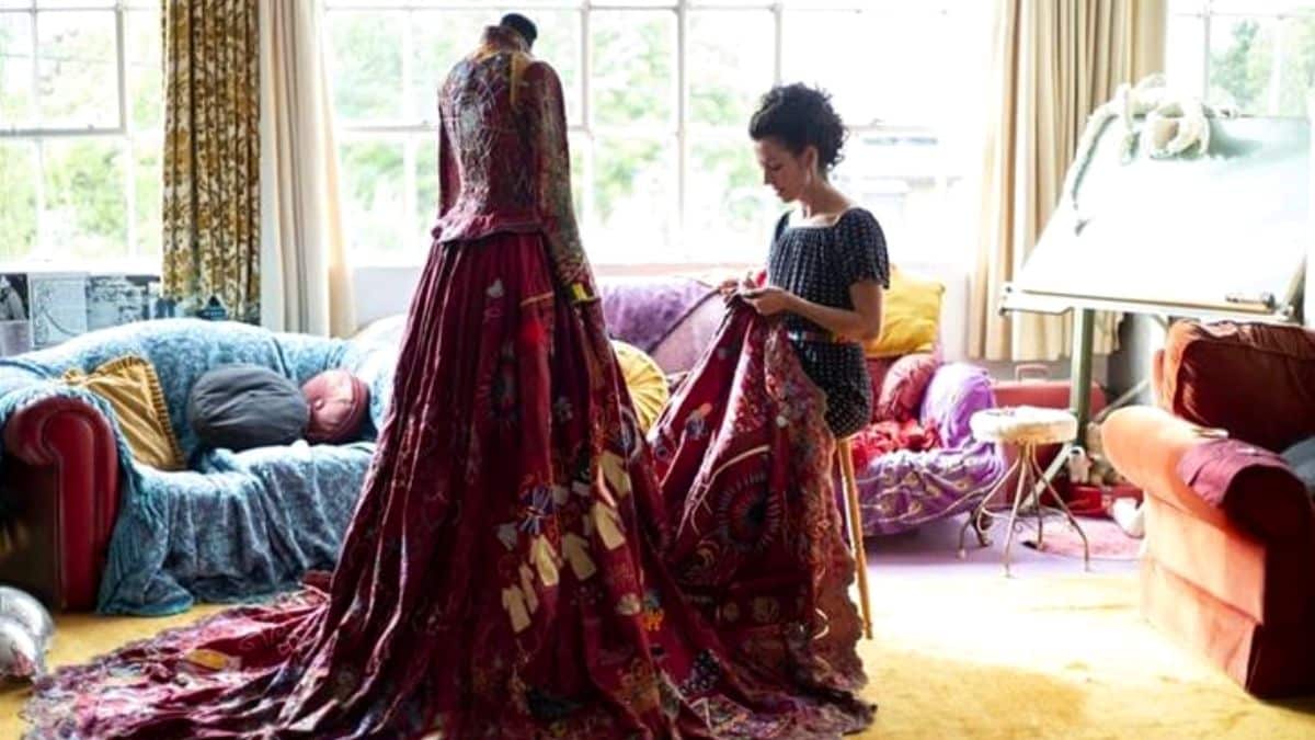 Conheça o vestido que foi feito em 13 anos por 343 bordadeiras.