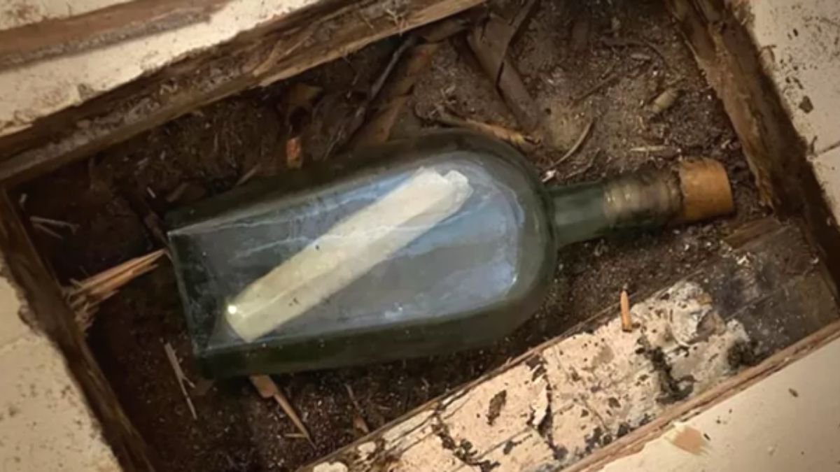Família encontra mensagem numa garrafa de 135 anos, durante reforma.