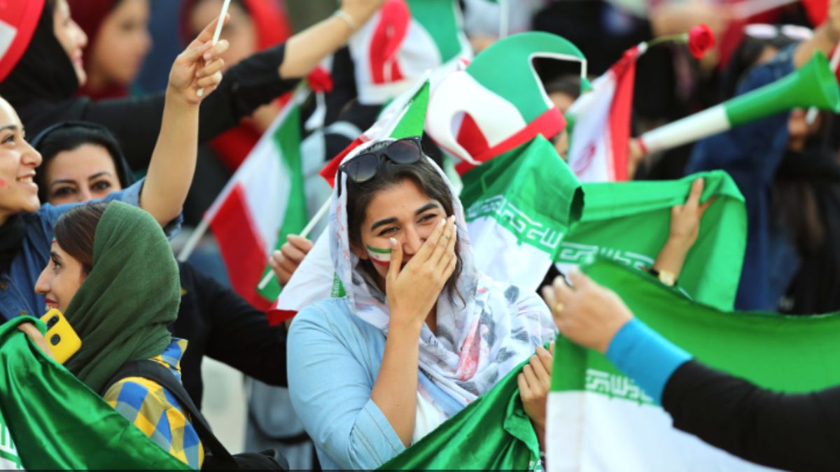 Mulheres iranianas vão ao estádio pela primeira vez.