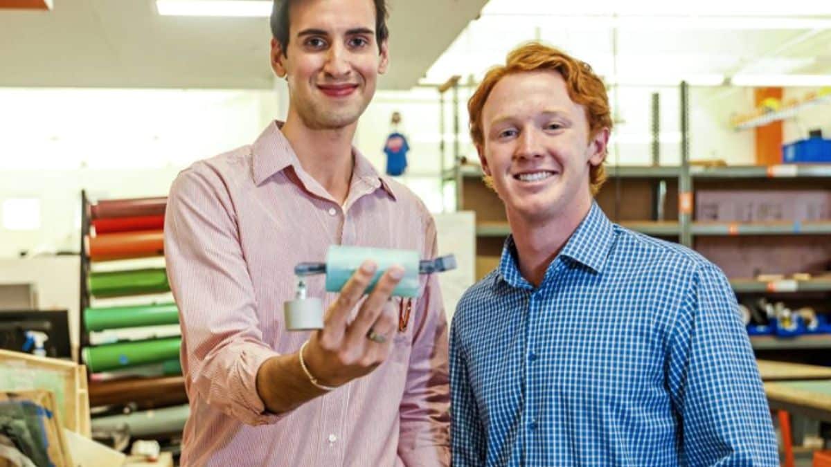 Inspirado na avó, jovem cria colher estabilizadora de Parkinson.