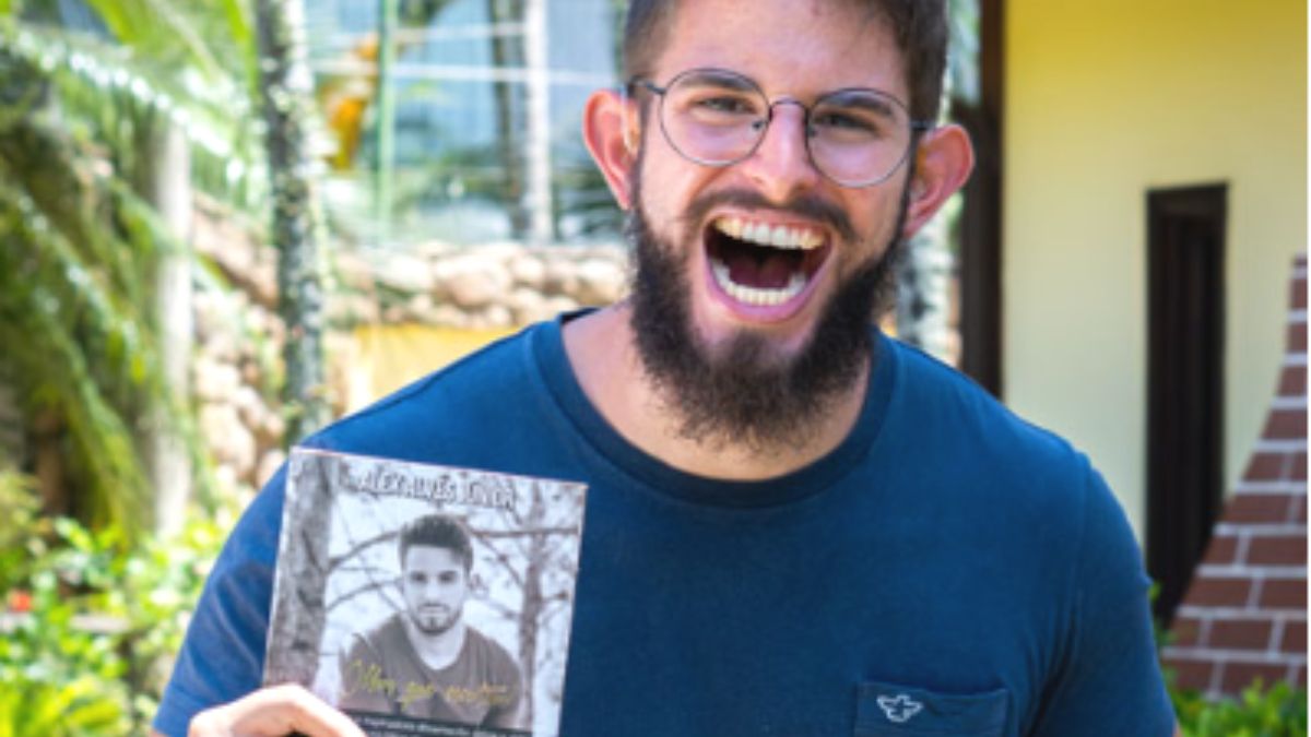 Alex aprendeu a falar usando a visão e hoje  inspira outras pessoas. 