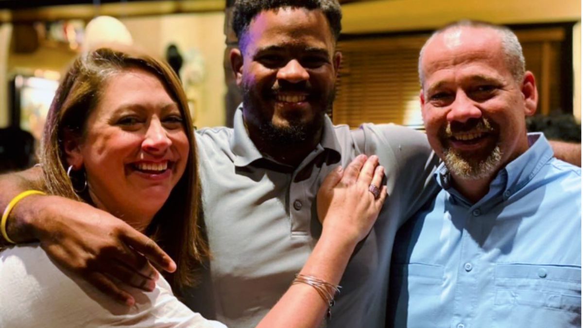 Vendedor pede para ser adotado por casal de cliente.