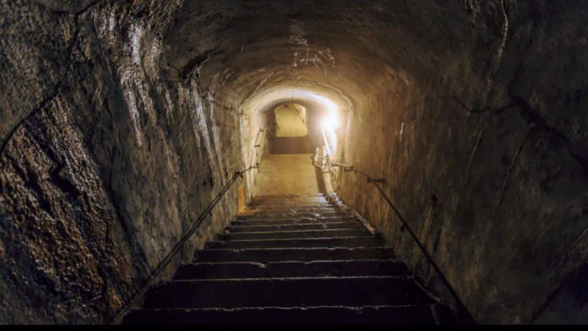 Homem derruba parede do porão e descobre uma cidade inteira.