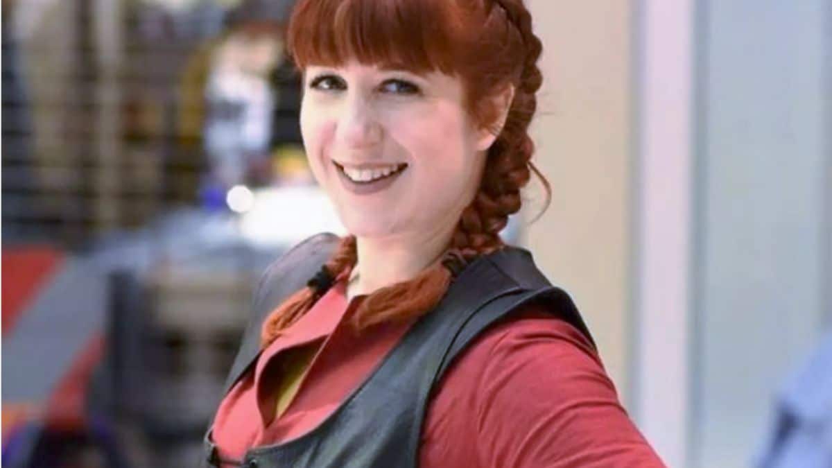 Escritora que fracassou em sessão de autógrafo é surpreendida por famosos.