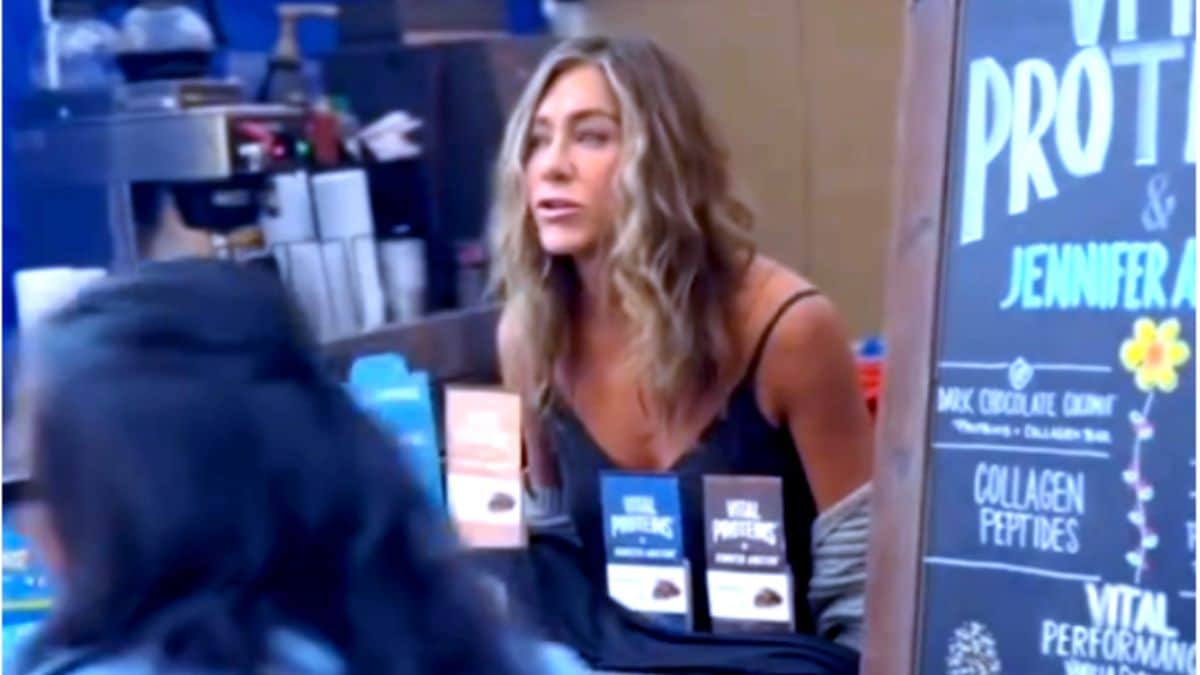 Jennifer Aniston surpreende fãs ao vender cereais em barraca no supermercado.